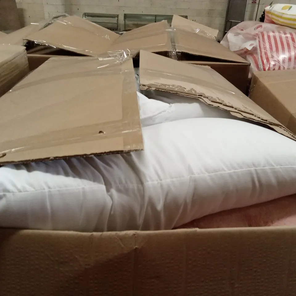 PALLET CONTAINING A LARGE QUANTITY OF PILLOWS