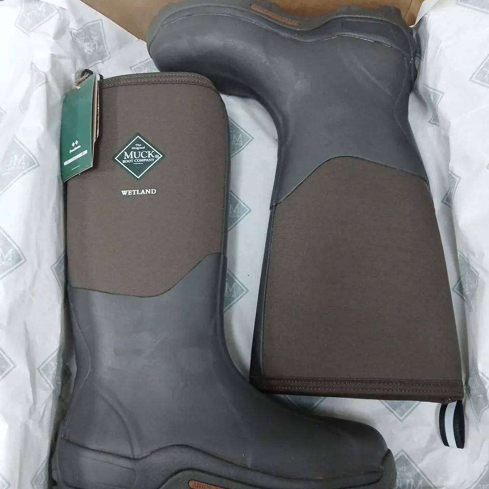 BOXED PAIR OF MUCK BOOT WETLAND HIGH BOOTS - BROWN - UK 9 