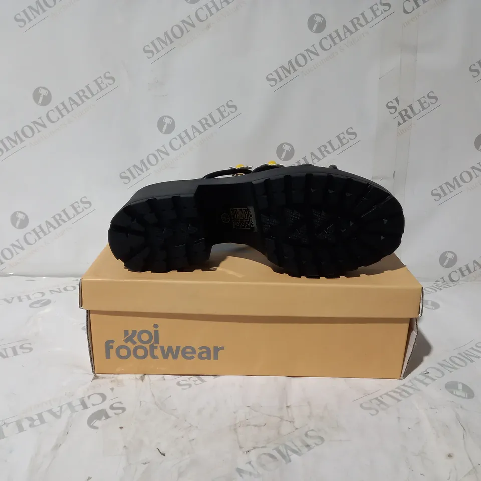 BRAND NEW BOXED PAIR OF KOI VEGAN BLOOMING DAISY OASIS STRAPPY SLIDERS IN BLACK - UK SIZE 7