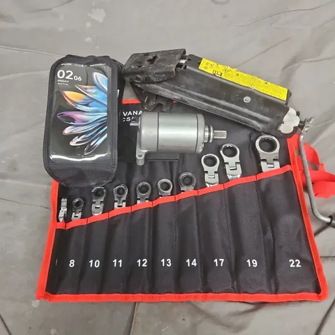 APPROXIMATELY 10 ASSORTED VEHICLE PARTS & ACCESSORIES TO INCLUDE DTUCYCLE BAG, CAR JACK, 10 PC COMBINATION SPANNER SET, ETC - COLLECTION ONLY