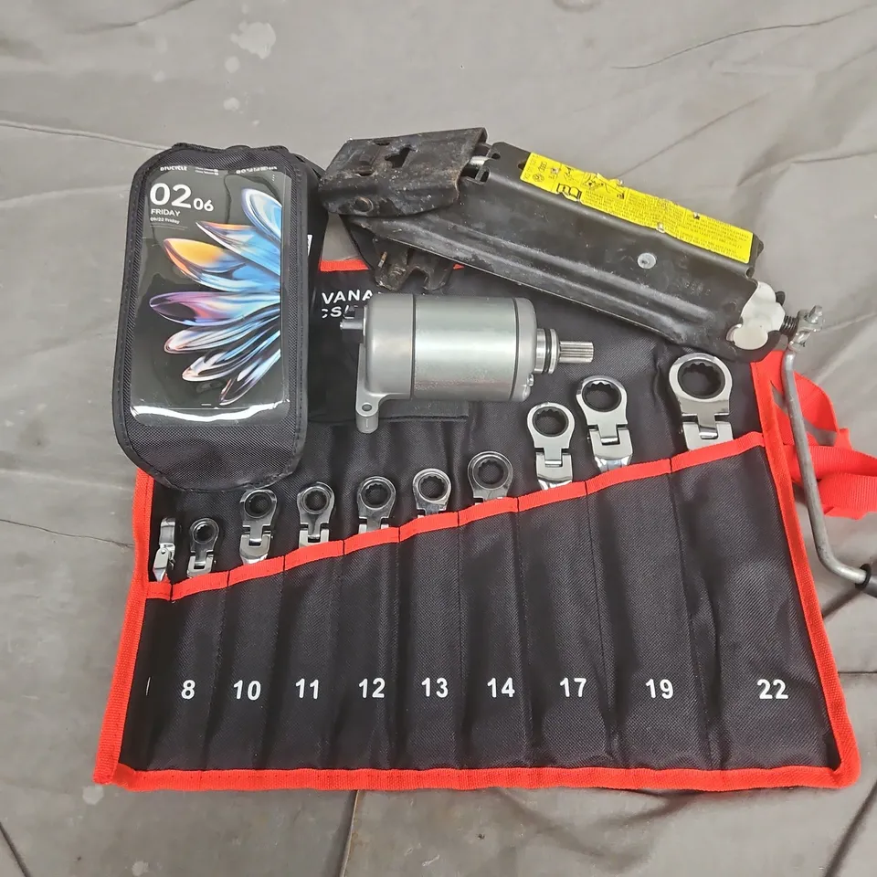 APPROXIMATELY 10 ASSORTED VEHICLE PARTS & ACCESSORIES TO INCLUDE DTUCYCLE BAG, CAR JACK, 10 PC COMBINATION SPANNER SET, ETC - COLLECTION ONLY