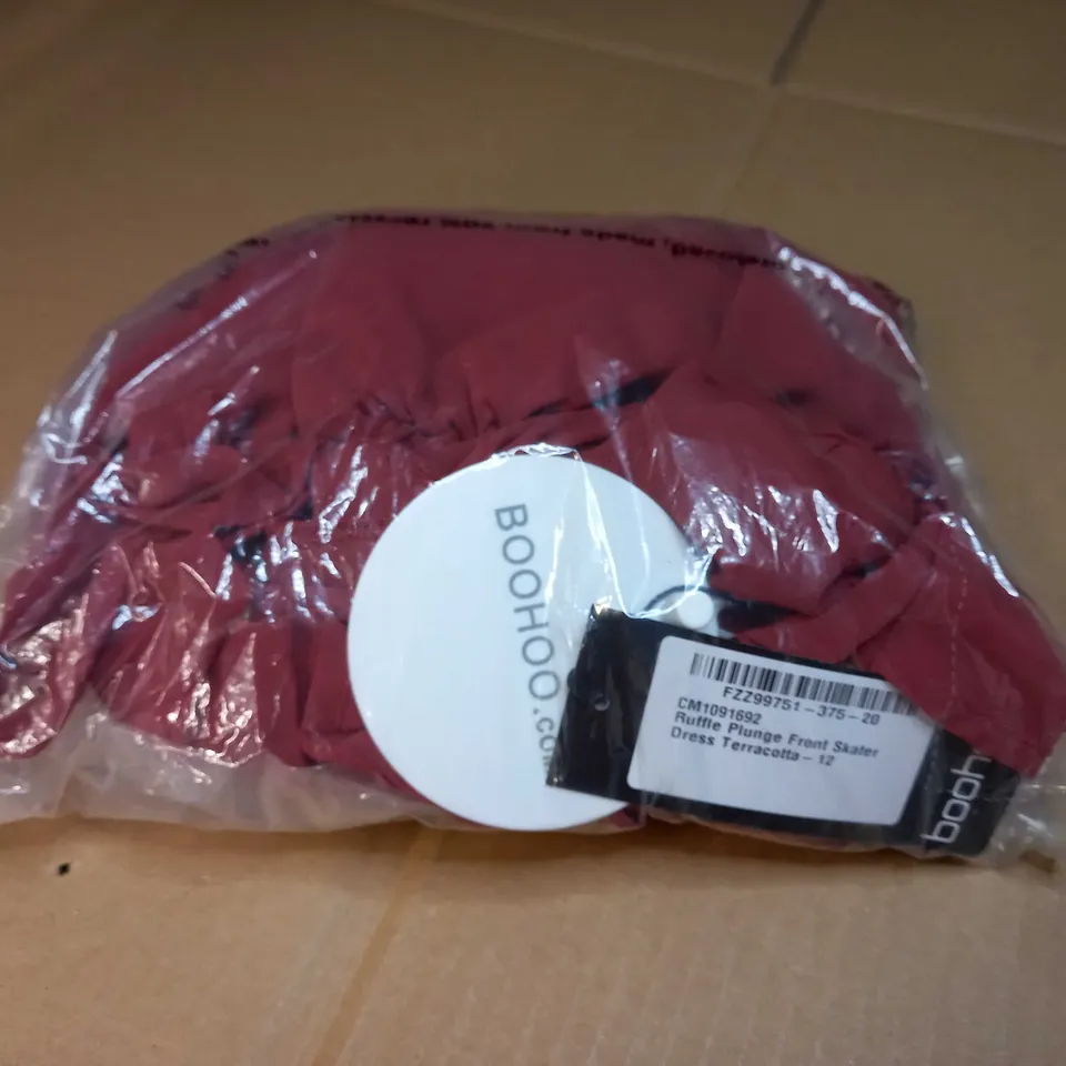 PACKAGED BOOHOO TERRACOTTA RUFFLE PLUNGE FRONT SKATER DRESS - SIZE 12