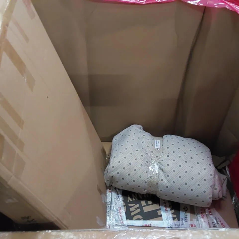 PALLET OF ASSORTED ITEMS INCLUDING: ARTIFICIAL CHRISTMAS TREE, BEDDING, AIR FRYER ACCESSORIES, DOOR MAT, WORLD MAP POSTER, ELECTRIC FAN