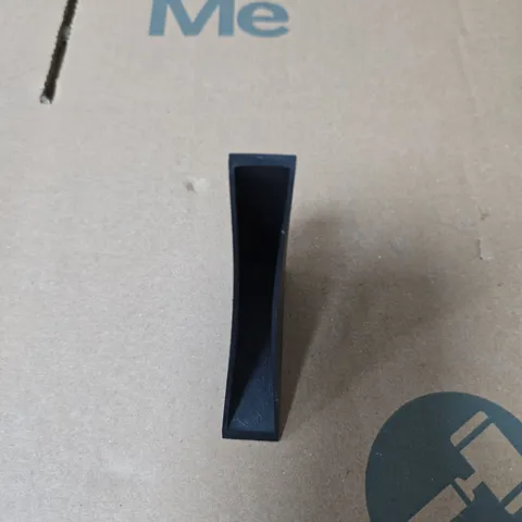 BOX OF APPROXIMATELY 1000 EDGE PROTEC CLOSED CORNER EDGE PROTECTOR 