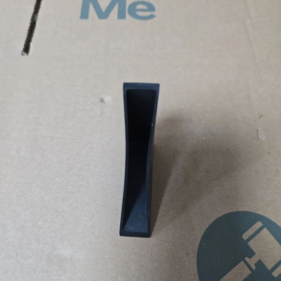 BOX OF APPROXIMATELY 1000 EDGE PROTEC CLOSED CORNER EDGE PROTECTOR 