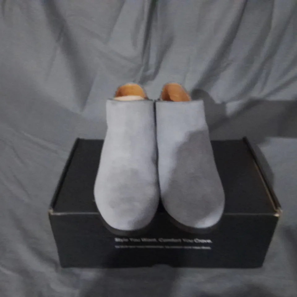BOXED PAIR OF VIONIC MARISSA ANKLE BOOTS IN CHARCOAL SIZE 5.5 
