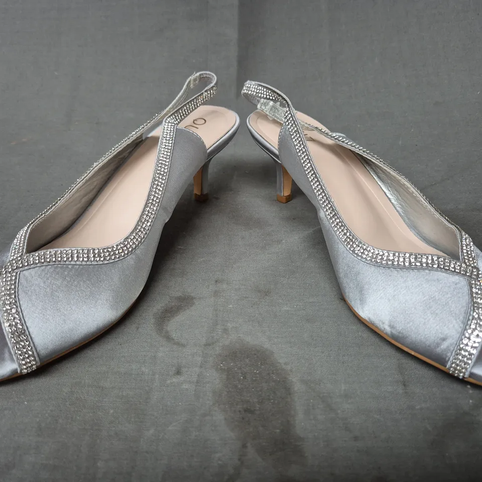 BOXED PAIR OF QUIZ PEEP TOE LOW HEEL DIAMANTE EFFECT SHOES IN SILVER EU SIZE 40