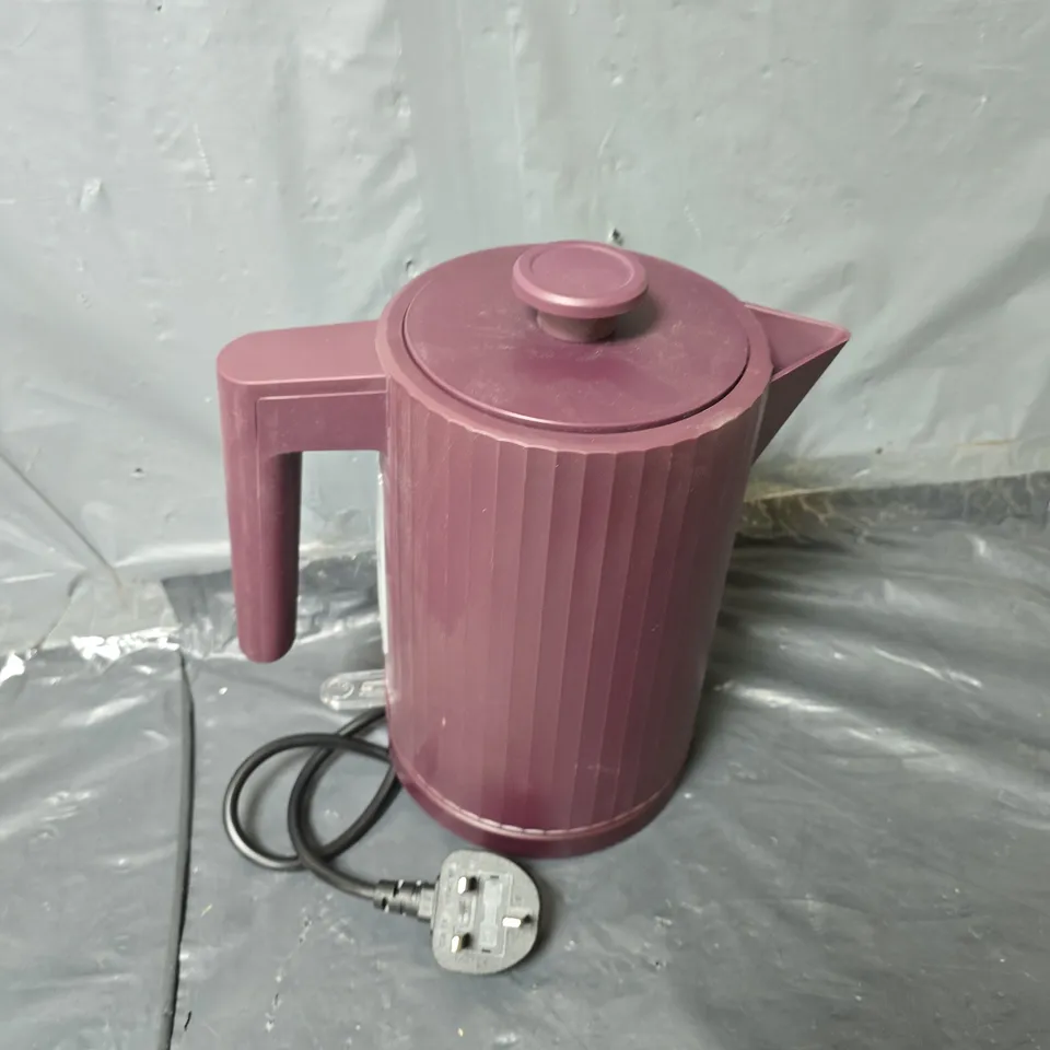 RIBBED KETTLE IN BURGUNDY