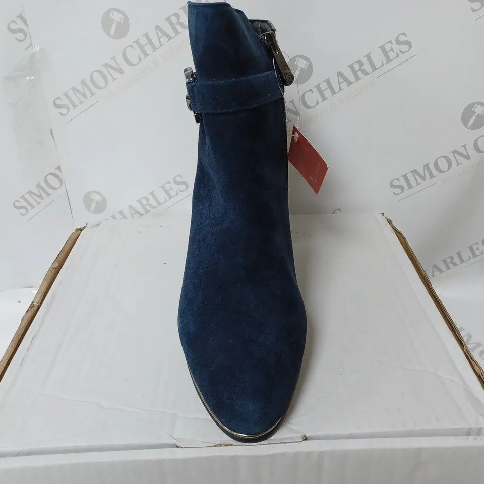 PAIR OF MODA IN PELLE LORI ANKLE BOOTS, NAVY - SIZE 7 