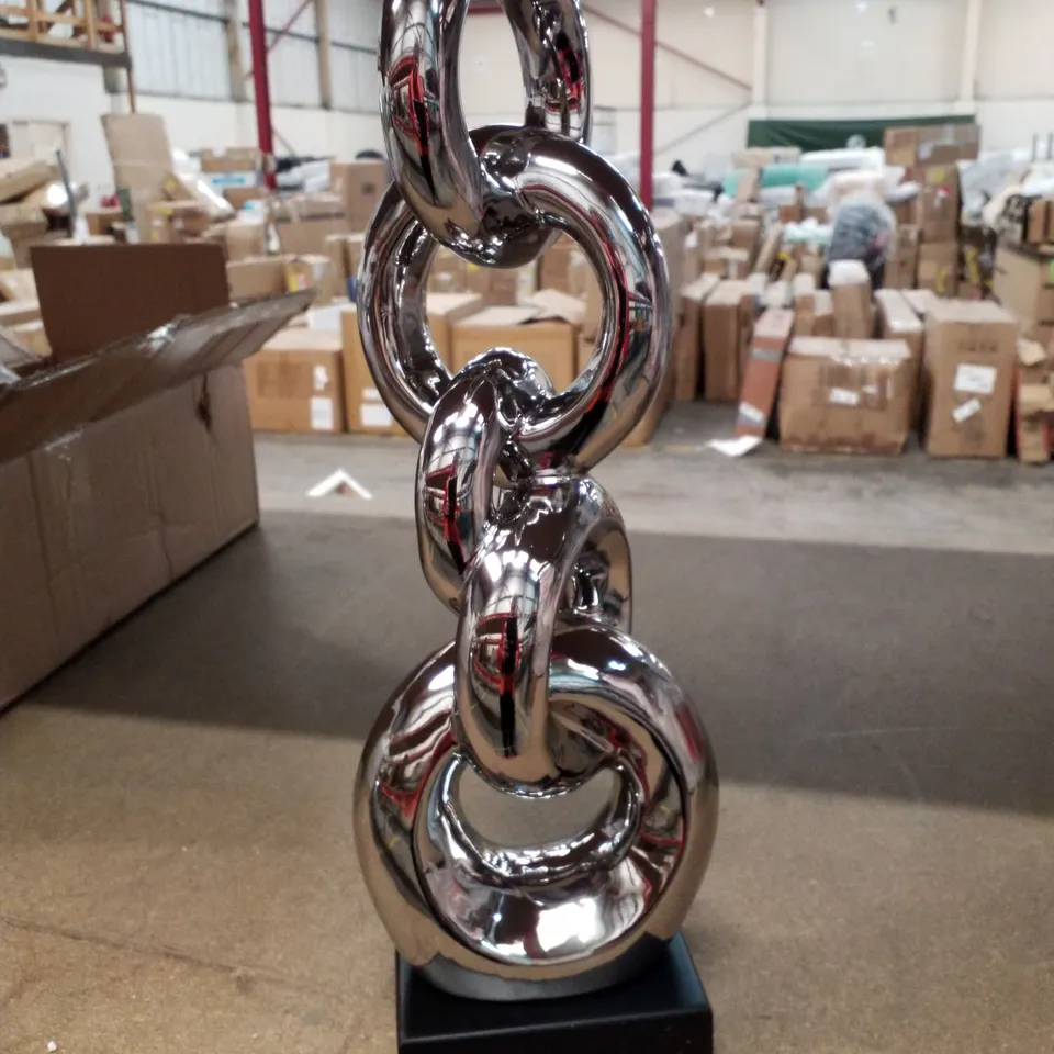 BOXED CHAIN SILVER CERAMIC KAISER SCULPTURE 