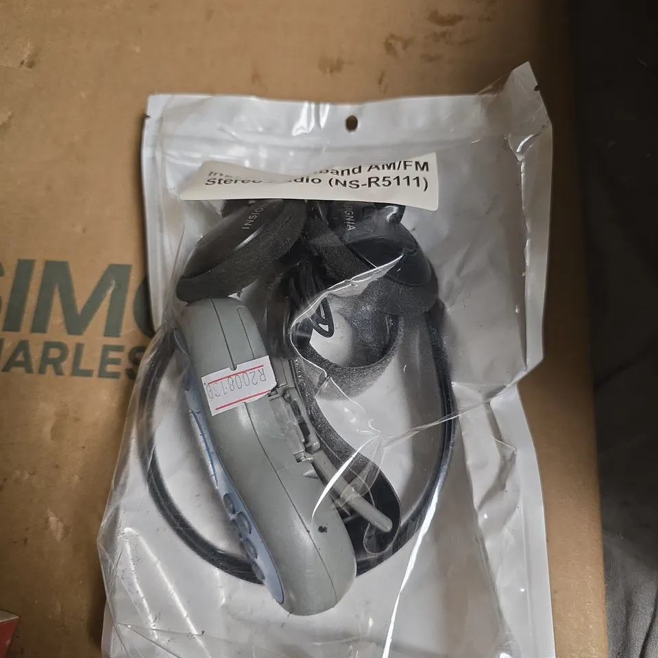 APPROXIMATELY 14 ASSOERTED ELECTRICAL ITEMS INCLUDING INSIGNIA STEREO RADIO , PC HEADPHONES AND VEN DENS 3 IN 1 FHD CABLE 