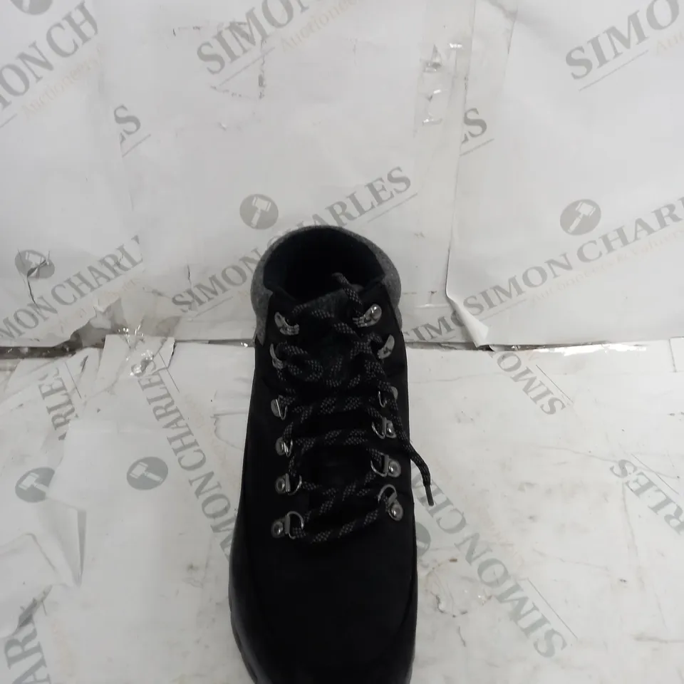 UNBOXED SKECHERS SYNERGY WARM TECH BOOTS, BLACK - SIZE 5