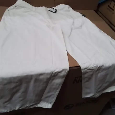 BOXED BRAND NEW APPROXIMATELY 15 SIMPLY BE WIDE LEG WHITE JEANS SIZE 20R