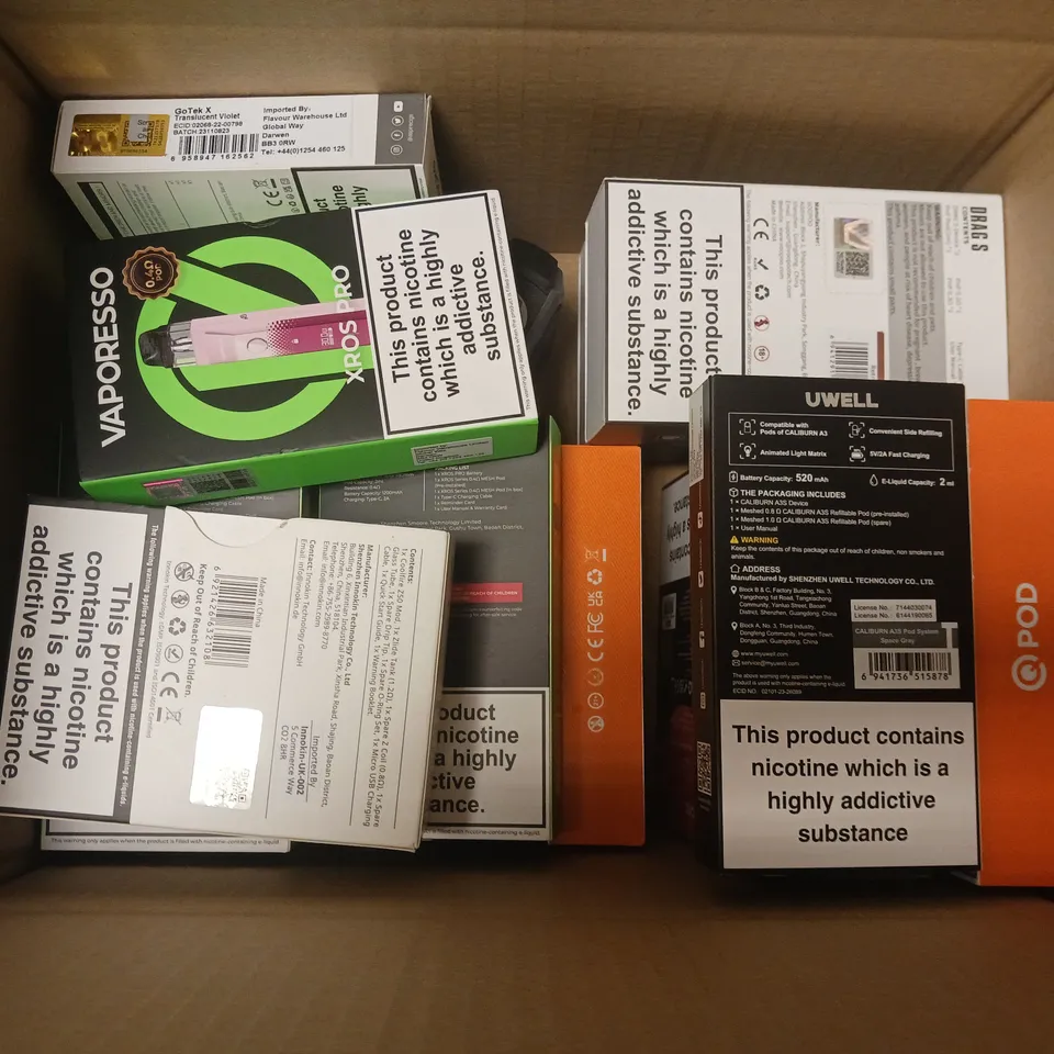 APPROXIMATELY 20 VAPES & E-CIGARETTES TO INCLUDE VAPORESSO XROS PRO, INNOKIN COOLFIRE Z50 ZLIDE, UWELL CALIBURN, ETC