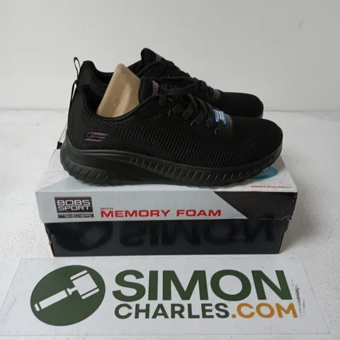 BOXED PAIR OF SKECHERS BOBS SPORT TRAINERS IN BLACK - UK 7