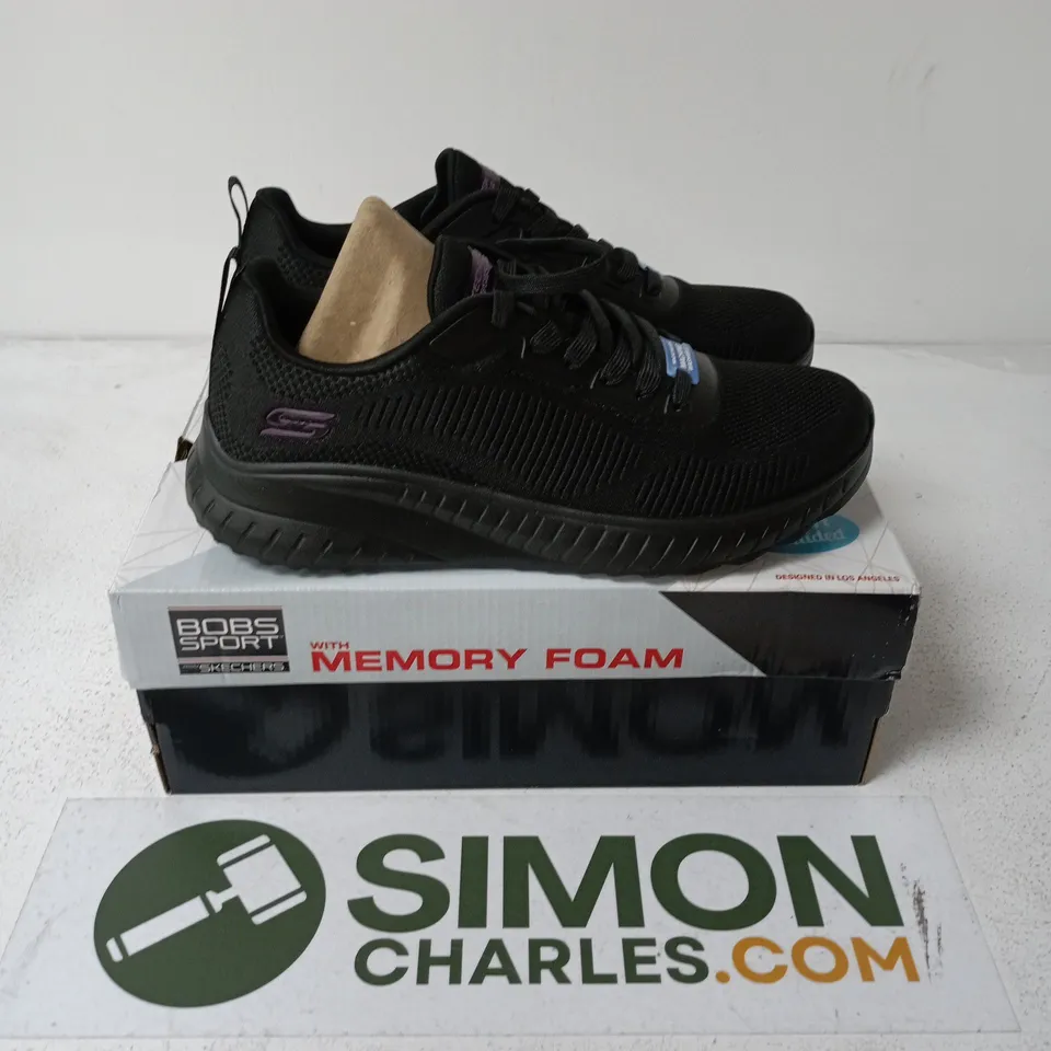 BOXED PAIR OF SKECHERS BOBS SPORT TRAINERS IN BLACK - UK 7
