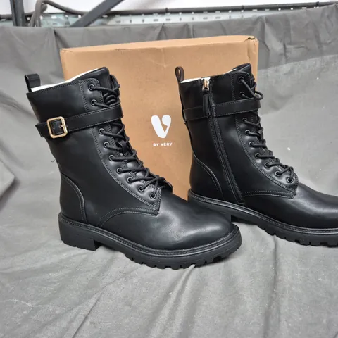 BOXED PAIR OF VERY WIDE FIT BLACK ZIP UP BOOT - UK 8