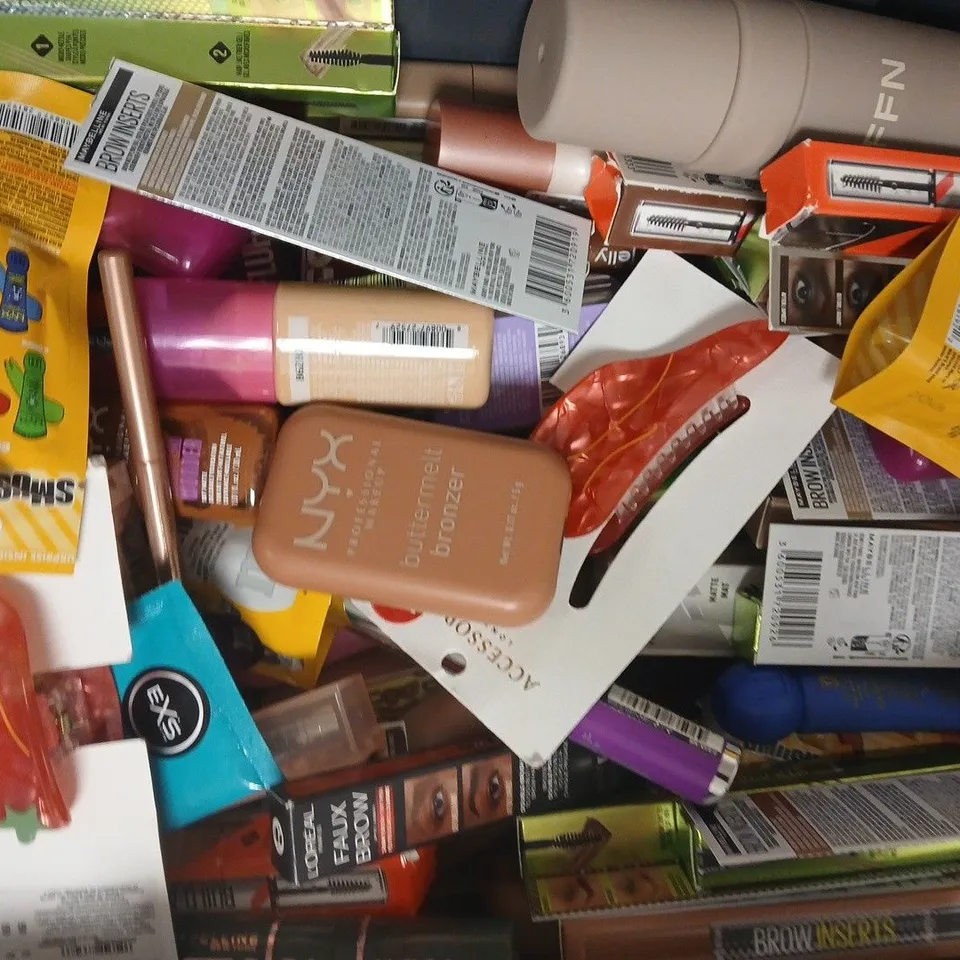 APPROXIMATELY 30 ASSORTED COSMETIC ITEMS INCLUDING VARIOUS MAKES AND BRANDS - COLLECTION ONLY