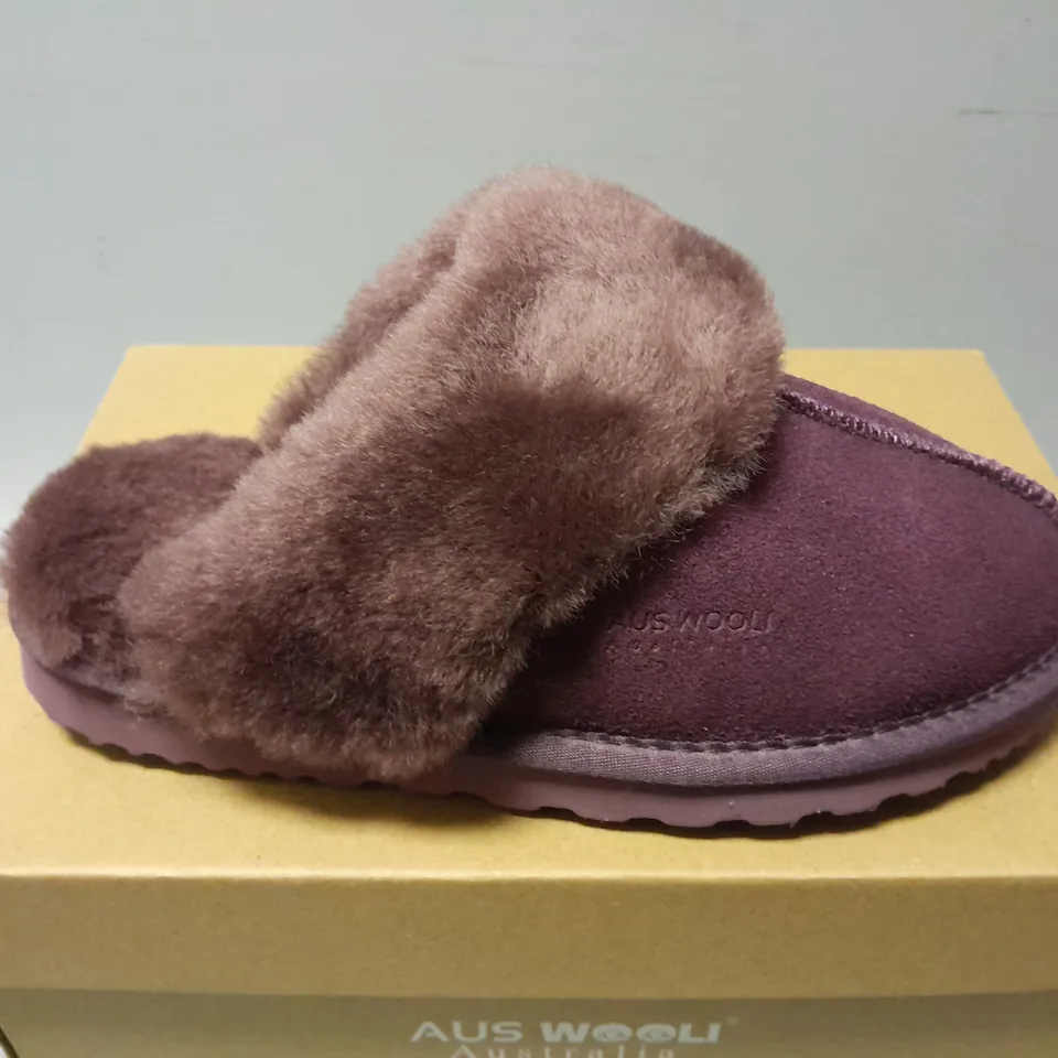 BOXED PAIR OF AUS WOOLI SYDNEY SLIPPERS IN PLUM - UK 4