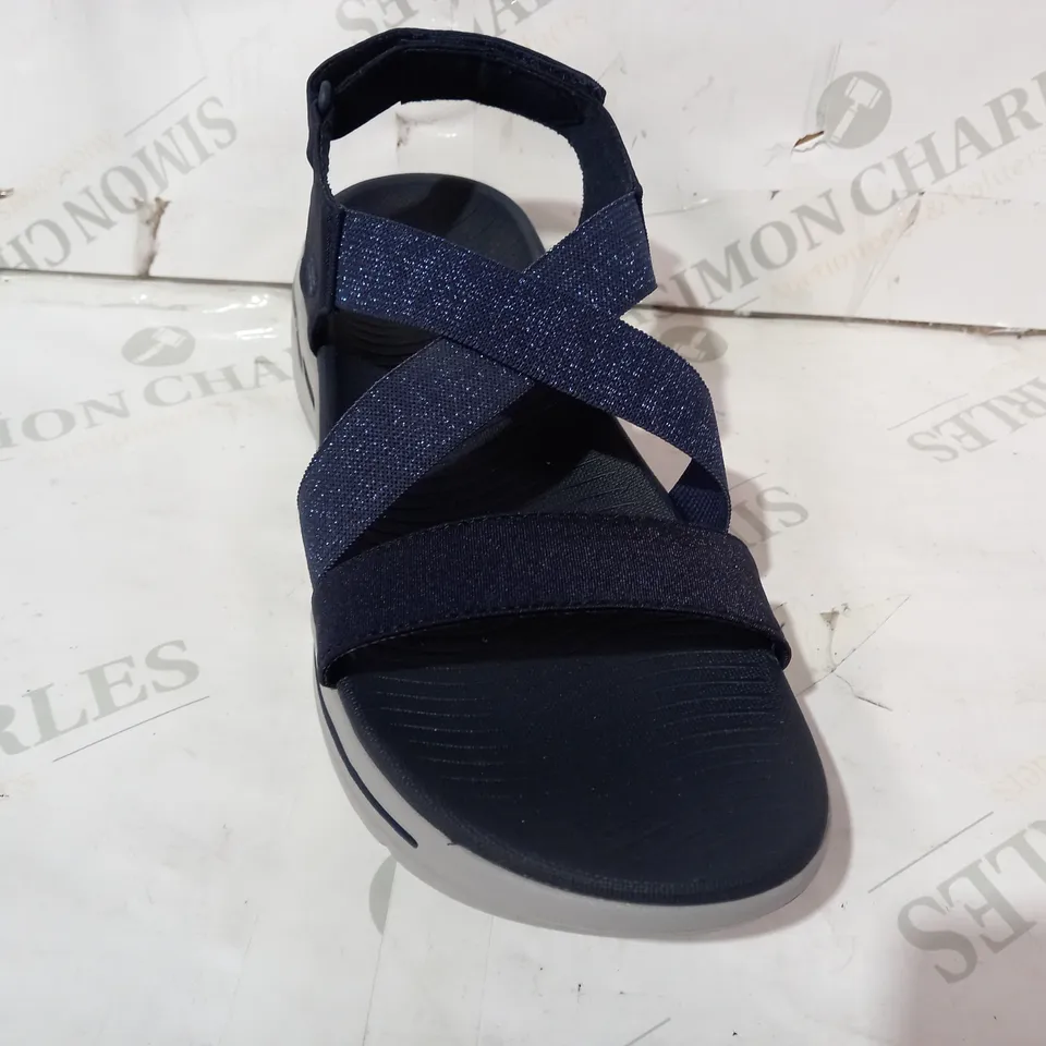 BOXED PAIR OF SKECHERS GO WALK ARCH FIT NAVY SANDALS - SIZE 7
