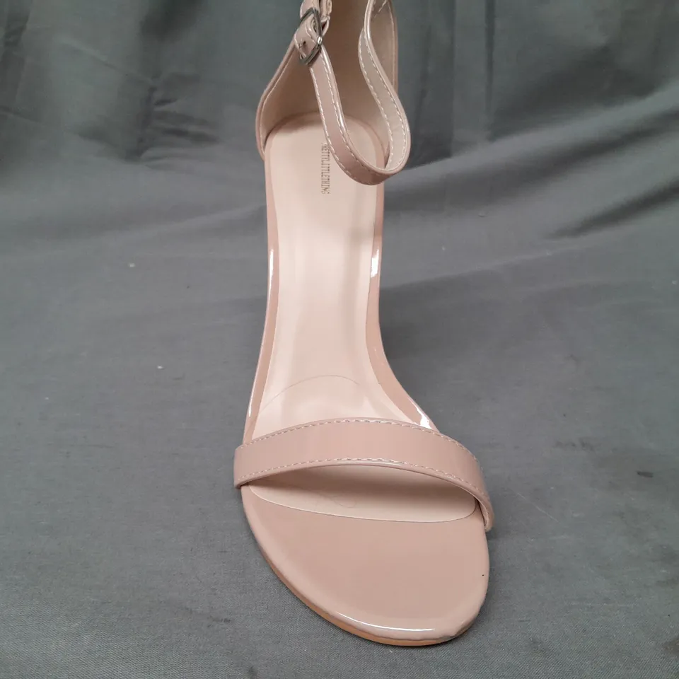 BOXED PAIR OF PRETTY LITTLE THING OPEN TOE HIGH BLOCK HEEL SANDALS IN NUDE UK SIZE 6