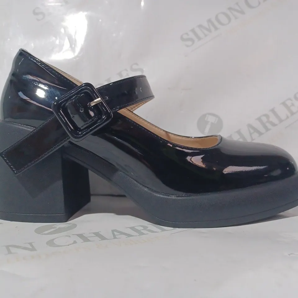 BOXED PAIR OF XINYITAI BLOCK HEEL SHOES IN GLOSSY BLACK SIZE UNSPECIFIED