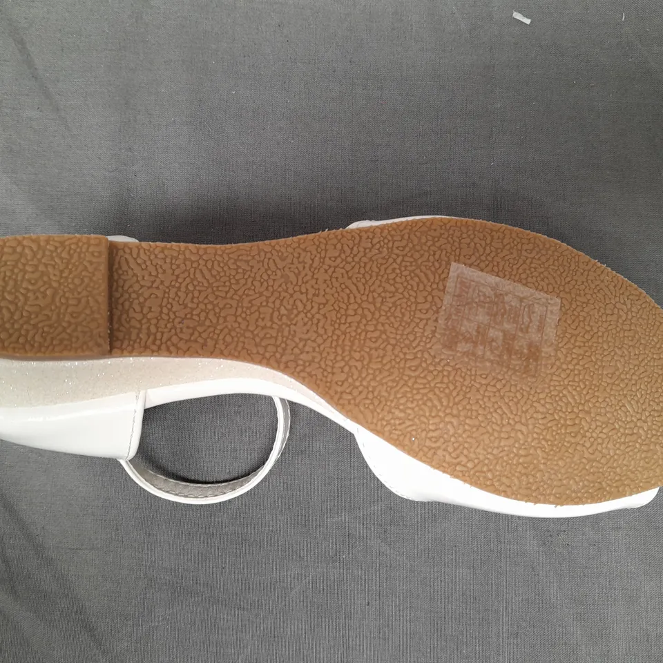 BOXED PAIR OF SPOT ON PEEP TOE PARTY SHOES IN WHITE W. GLITTER EFFECT EU SIZE 33