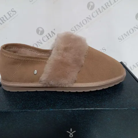 BOXED PAIR OF EMU AUSTRALIA CAMEL SLIPPER SIZE 8