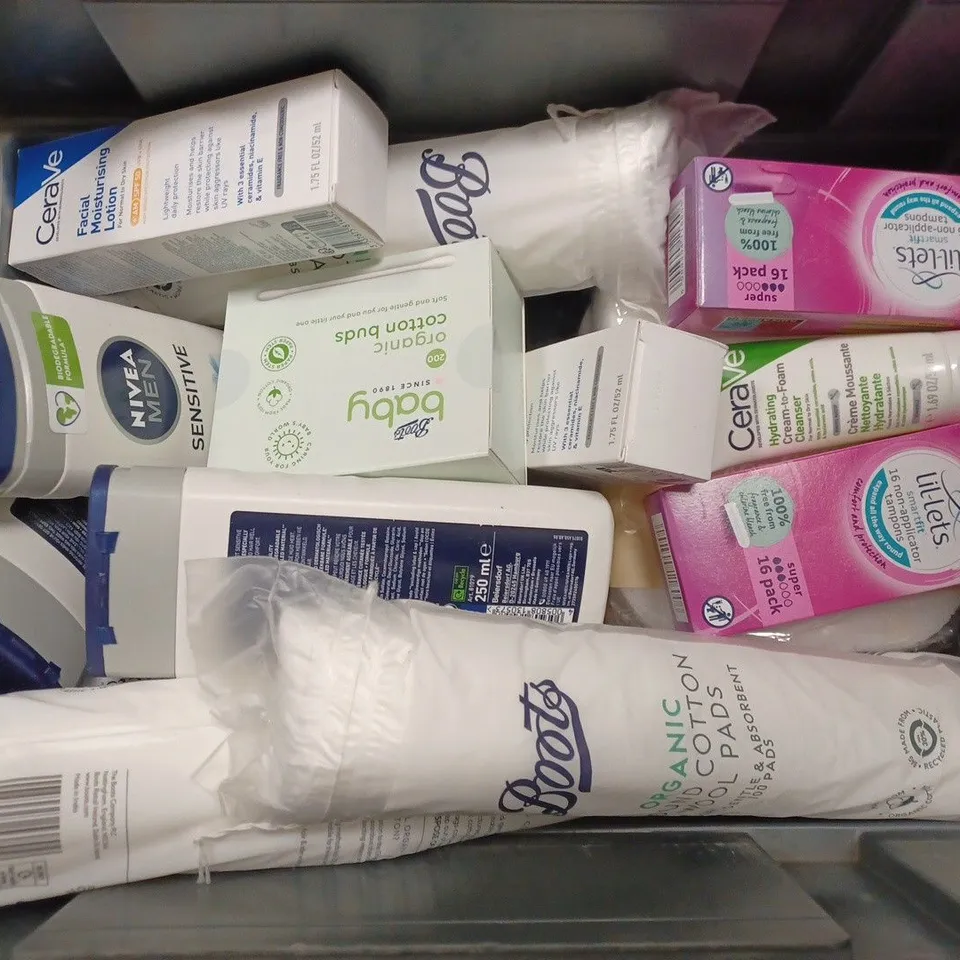 BOX OF APPROX 20 ASSORTED HEALTH AND BEAUTY ITEMS TO INCLUDE - CERAVE BLEMISH CONTROL GEL - BOOTS BABY ORGANIC COTTON BUDS - NIVEA MEN SENSITIVE SHOWER GEL ECT 