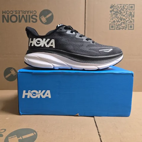 BOXED PAIR OF HOKA CLIFTON 9 TRAINERS IN BLACK/WHITE SIZE UK 7