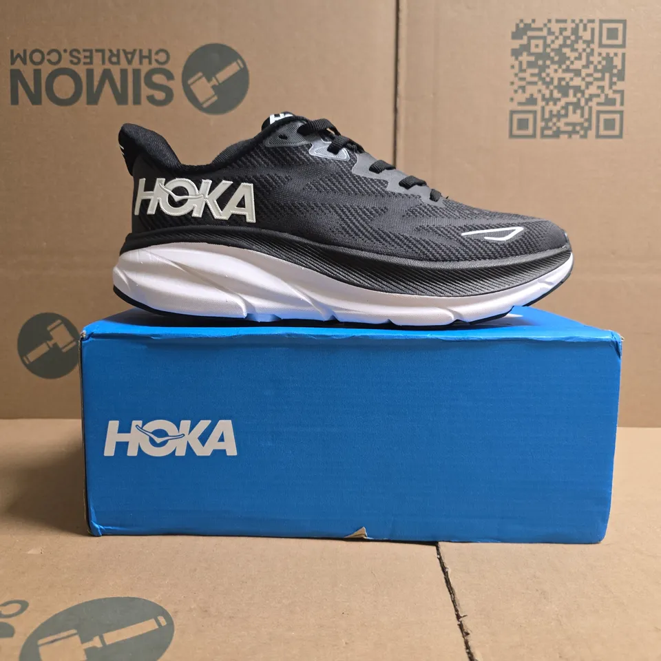 BOXED PAIR OF HOKA CLIFTON 9 TRAINERS IN BLACK/WHITE SIZE UK 7