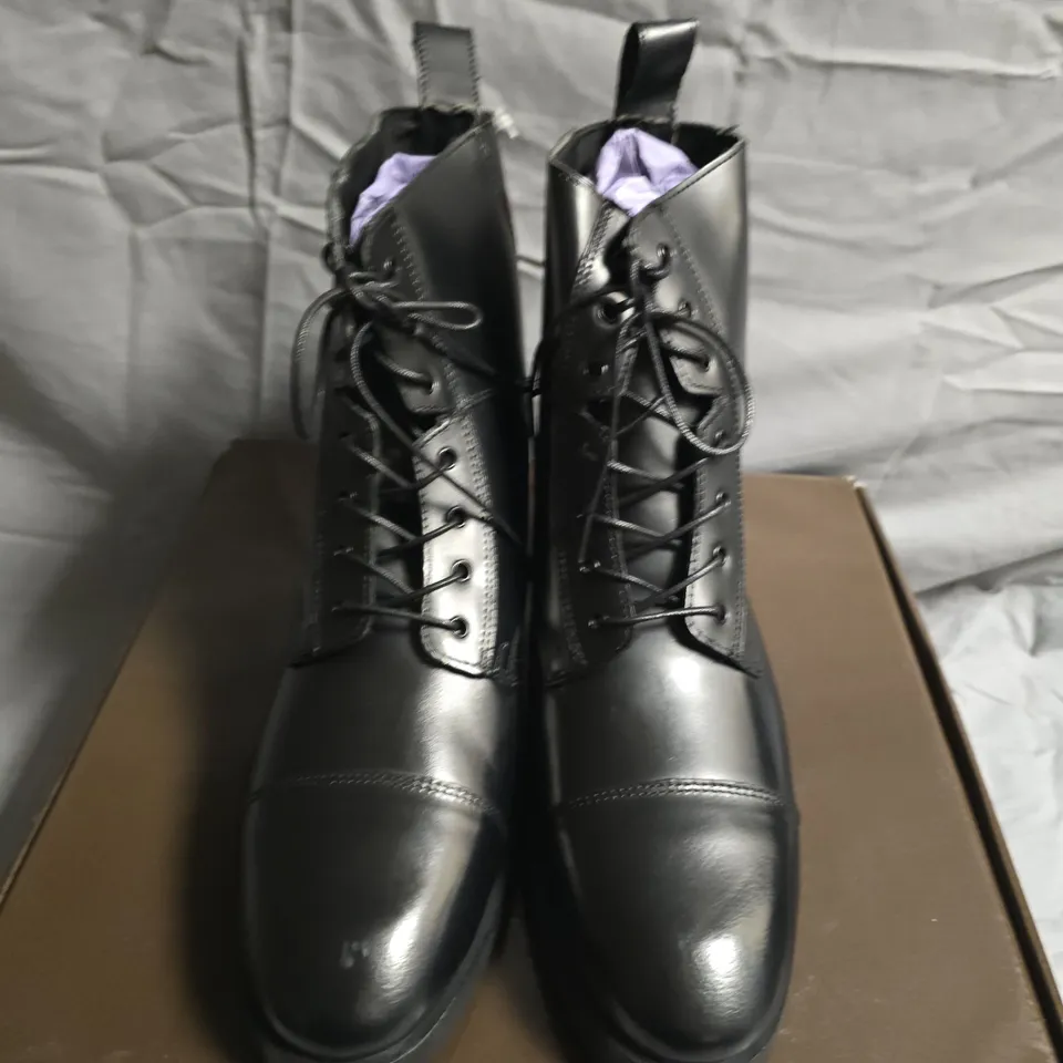 BOXED PAIR OF GIO TORQUAY ANKLE BOOTS - UK SIZE 41