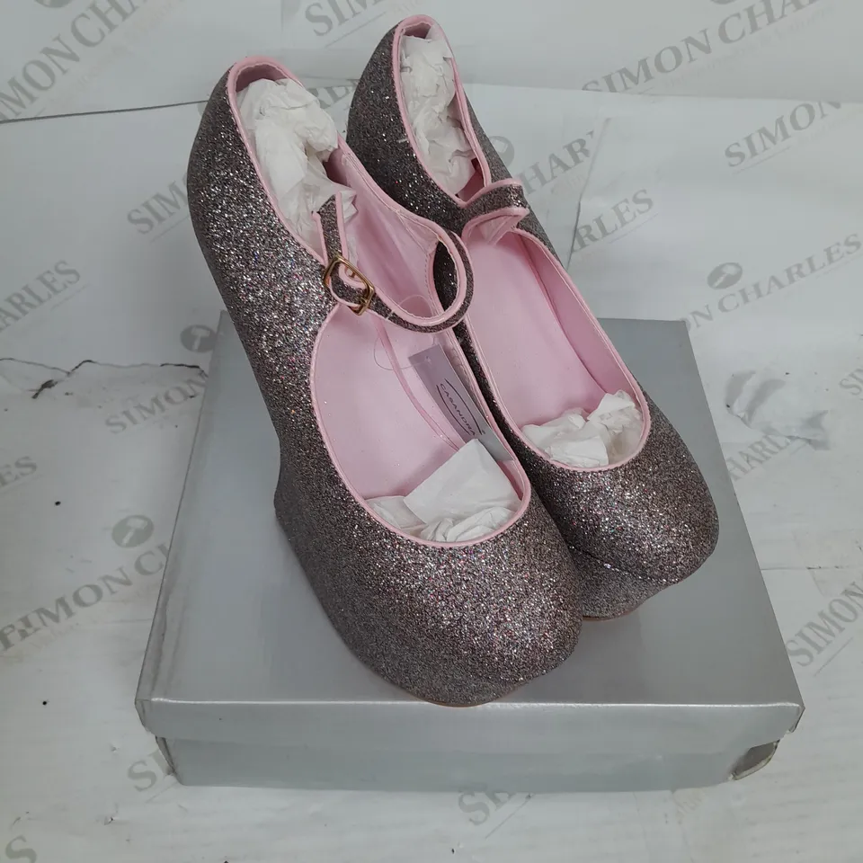 BOXED PAIR OF CASANDRA PLATFORM STRAP SHOE IN SILVER GLITTER SIZE 6
