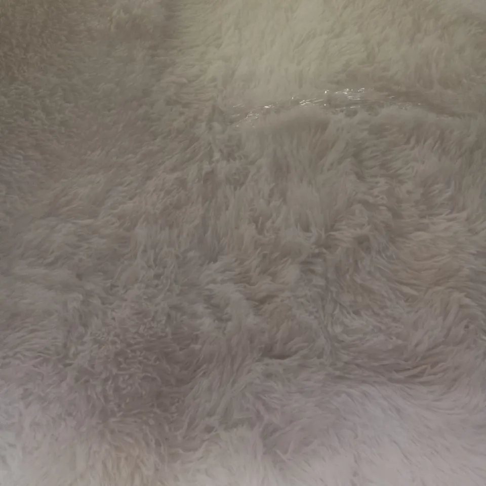 WHITE FLUFFY RUG 160X84CM