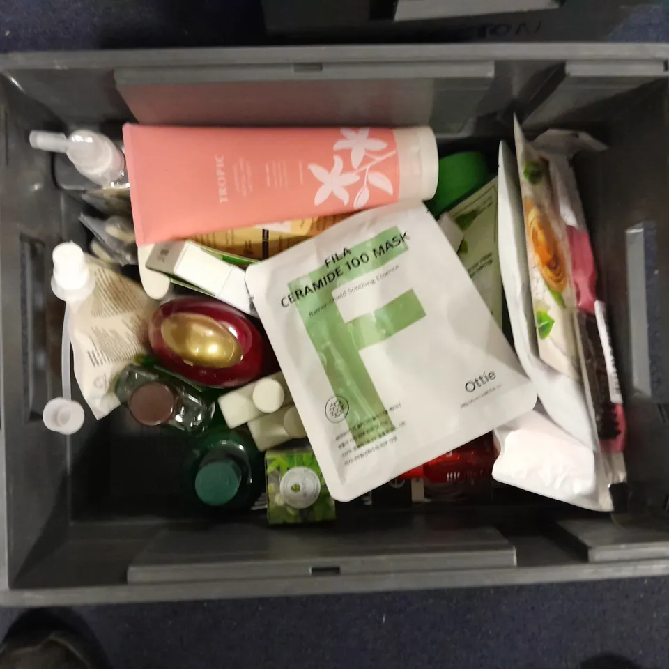 APPROXIMATELY 20 ASSORTED HEALTH & BEAUTY ITEMS TO INCLUDE - DOVE BODY WASH, IMPERIAL LEATHER HAND WASH AND GIVE ME CONDITIONER