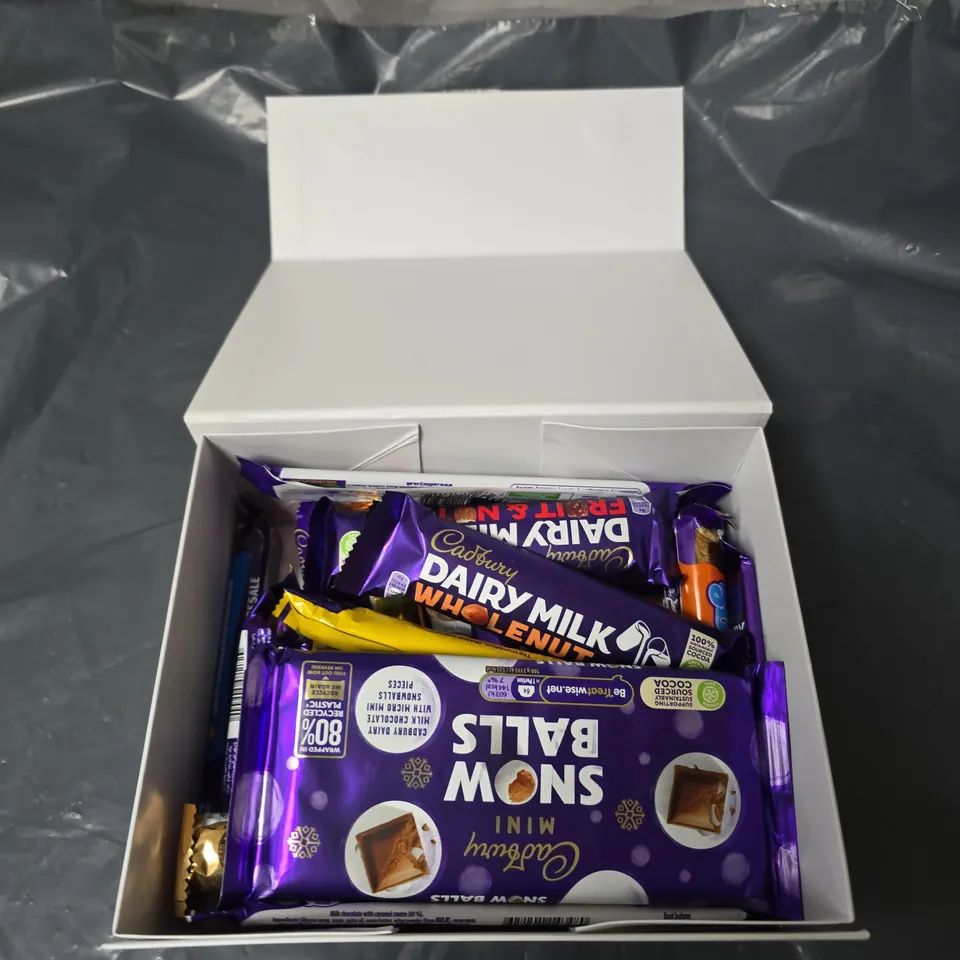 BOX OF APPROXIMATELY 15 ASSORTED CHOCOLATE BARS TO INCLUDE MINI SNOWBALLS BAR, FLAKE AND CURLYWURLY