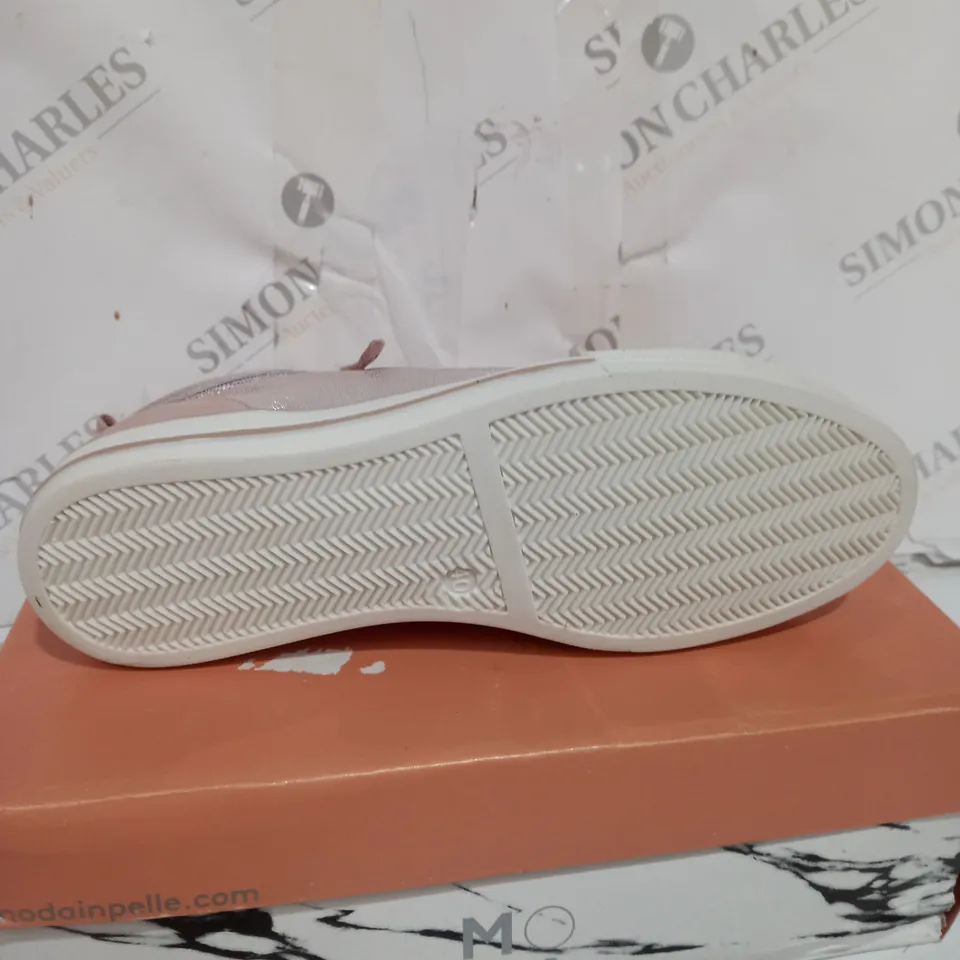 MODA IN PELLE NUDE/ROSE FIZZALI TRAINERS - SIZE 7
