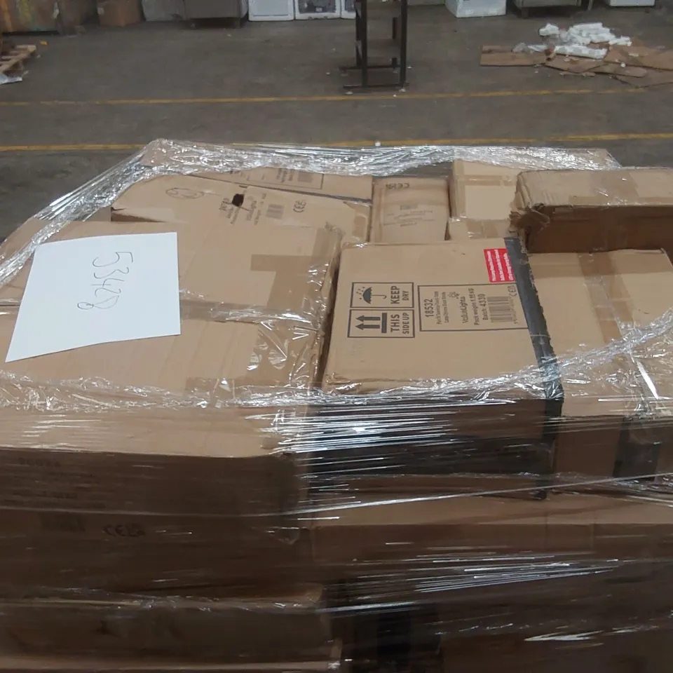 PALLET CONTAINING A VERY LARGE QUANTITY OF ASSORTED LIGHTING ITEMS