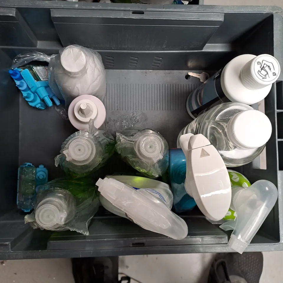 APPROXIMATELY 15 ASSORTED HOUSEHOLD LIQUIDS TO INCLUDE ELBOW GREASE WASHING UP LIQUID, SURF LAUNDRY LIQUID AND WOOD AND METAL PAINT