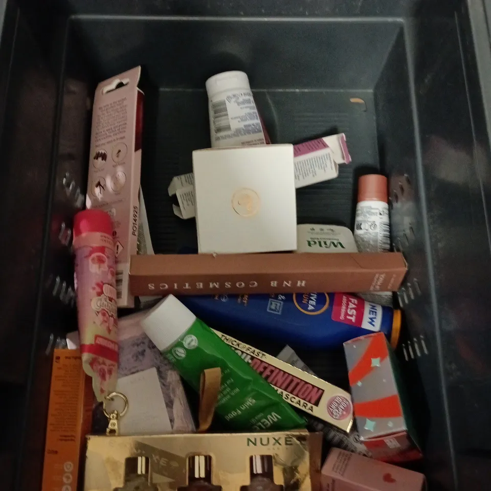 APPROXIMATEY 20 ASSORTED HEALTH AND BEAUTY PRODUCTS TO INCLUDE - MANSCAPED CROP PRESERVER - DR SQUATCH SOAP BAR AND BYOMA COSMIC CLEANSE KIT