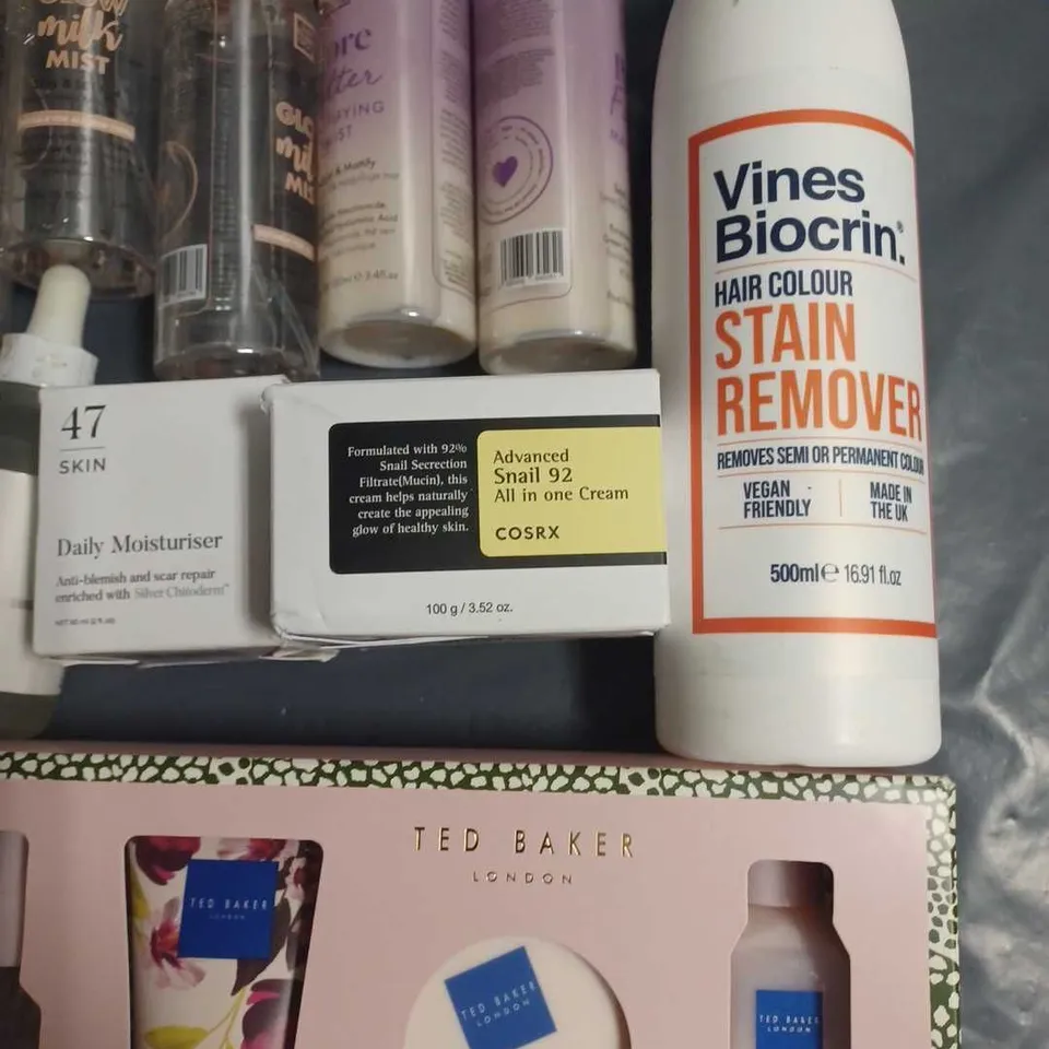 LOT OF APPROXIMATELY 14 ASSORTED HEALTH AND BEAUTY ITEMS TO INCLUDE TED BAKER MINIATURES COLLECTION, GLOW MILK MIST AND THE ORDINARY TONER