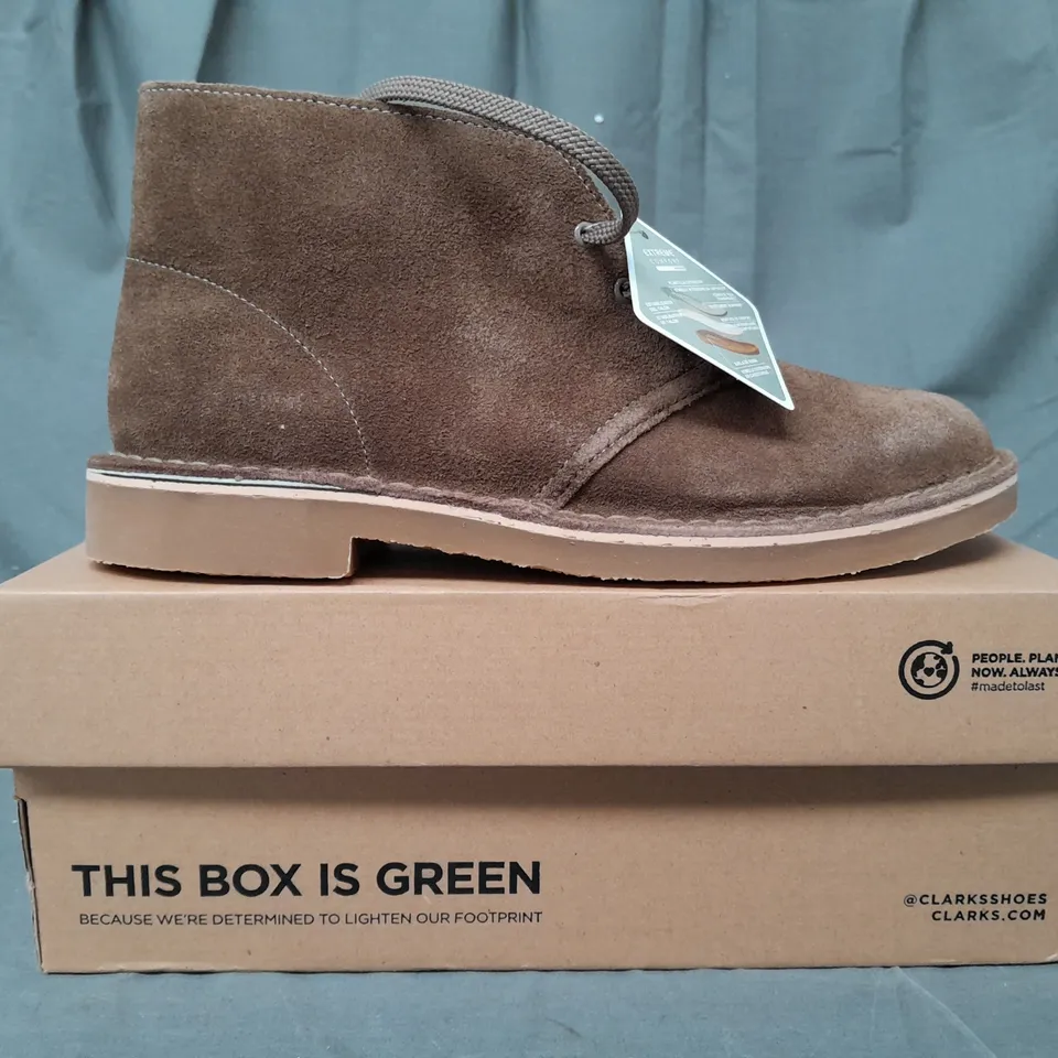 BOXED PAIR OF CLARKS BUSHACRE 3 SHOES IN SAND SUEDE UK SIZE 9