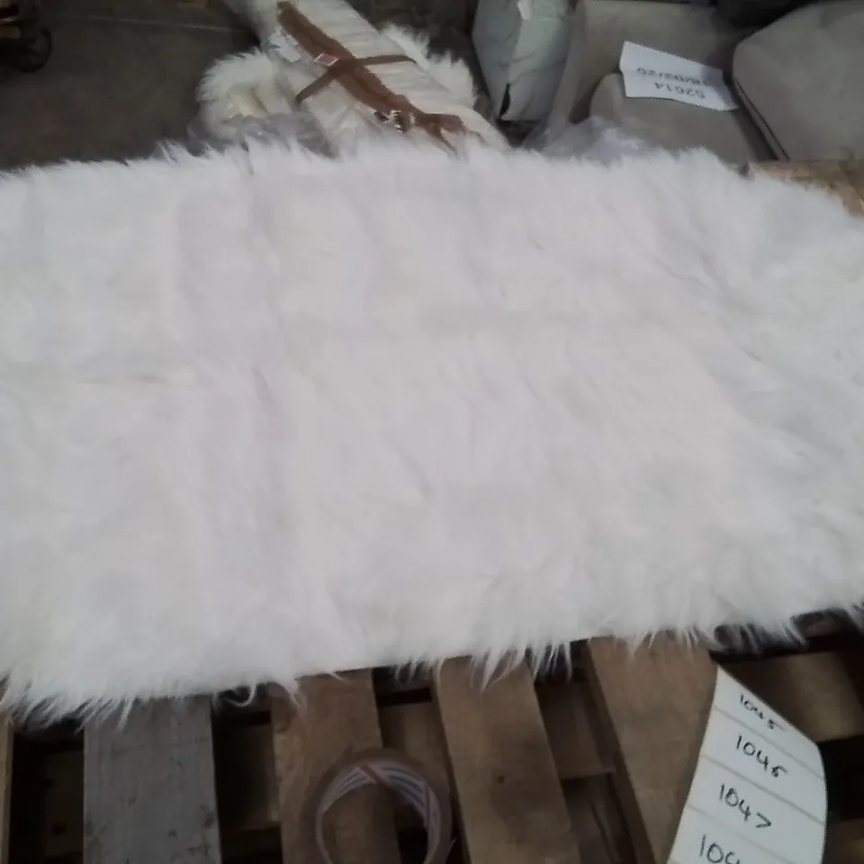 QUALITY DESIGNER AREA RUG APPROXIMATELY 115X60CM