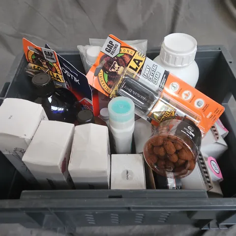 APPROXIMATELY 10 ASSORTED HOUSEHOLD LIQUID PRODUCTS TO INCLUDE -WASHING UP LIQUID , STAIN TREATER , ETC 