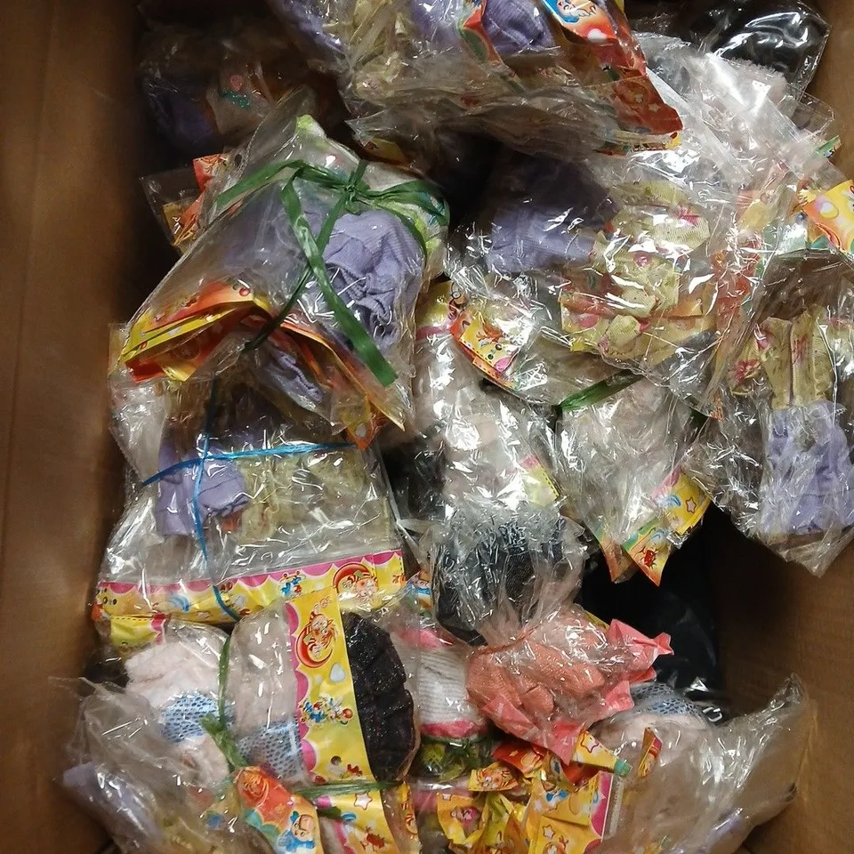 LARGE QUANTITY OF ASSORTED DOLLS CLOTHES