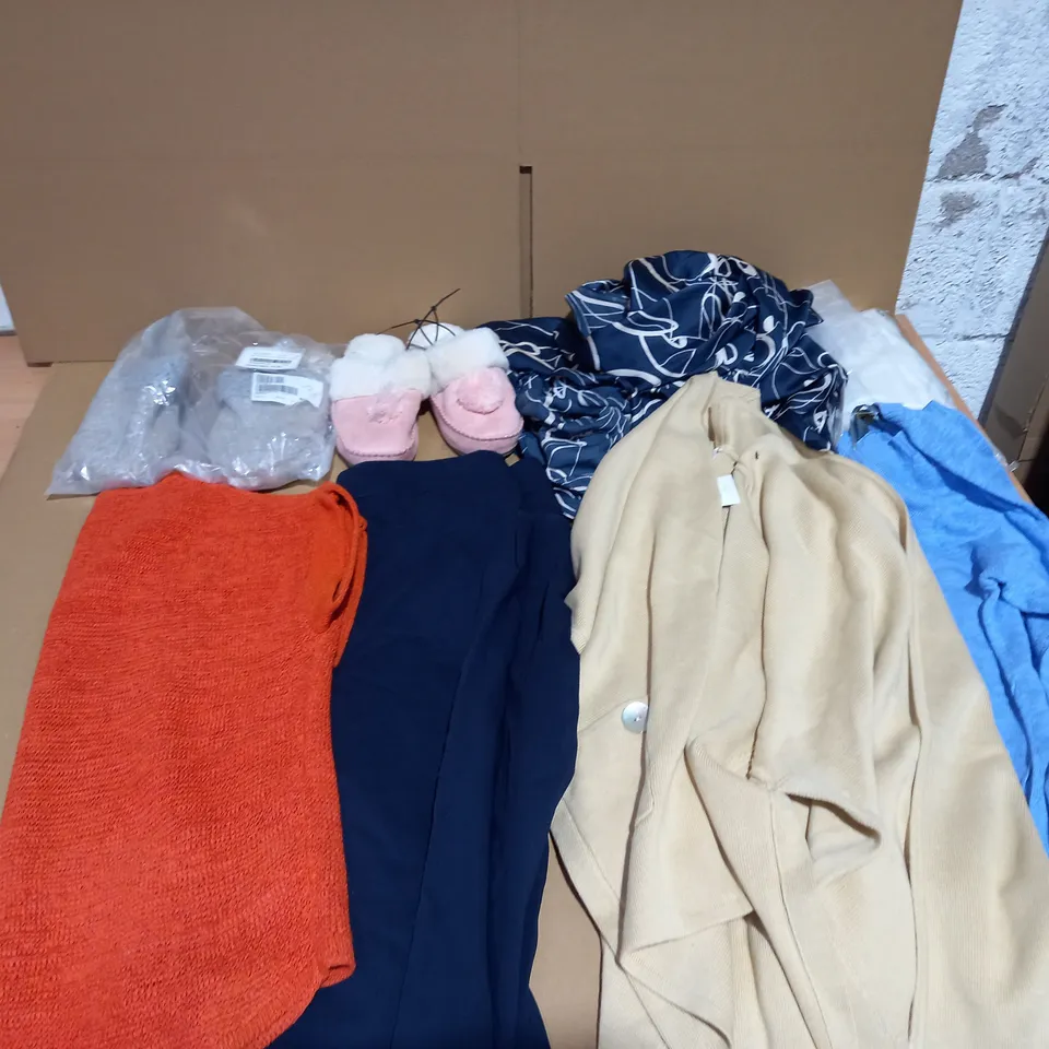 LOT OF ASSORTED CLOTHES TO INCLUDE NINA LEONARD BLUE LARGE LEGGINGS, XS LISA SHORT SLEEVE BURNT ORANGE, AND MAGDALANA SLIPPER GREY ETC.
