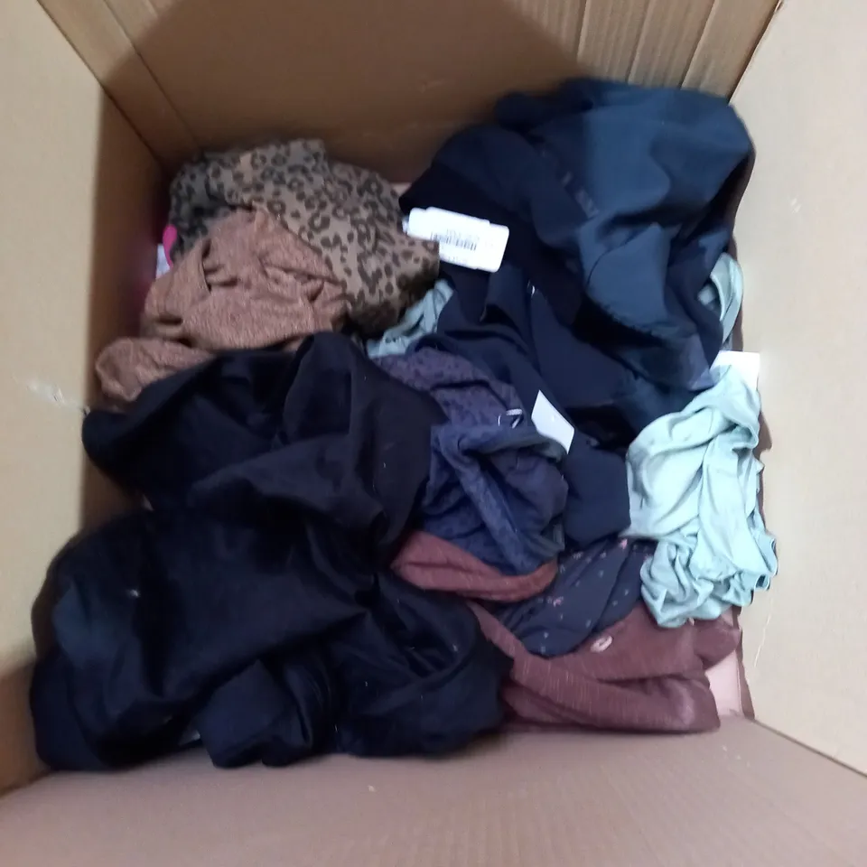 LOT OF APPROXIMATELY 5 ASSORTED CLOTHING ITEMS IN VARIOUS SIZES TO INCLUDE
