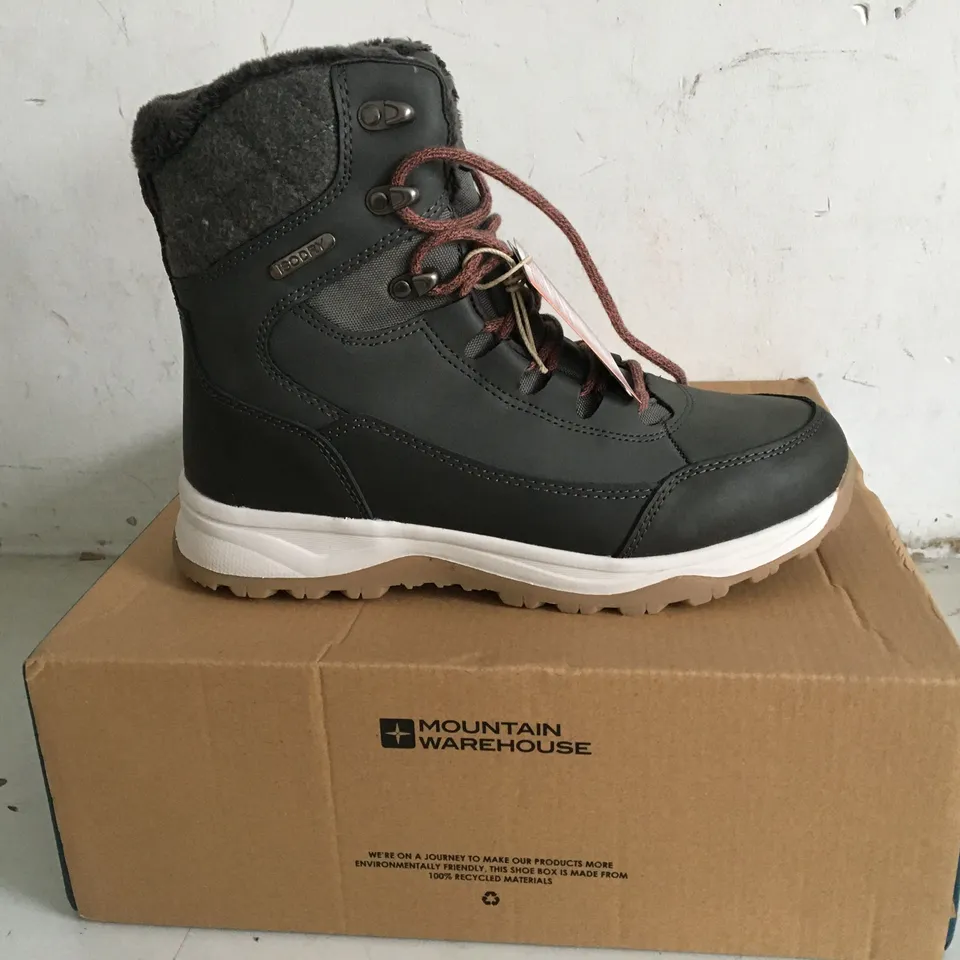 BOXED PAIR OF SIZE 6 MOUNTAIN WAREHOUSE GREY FOOTWEAR 