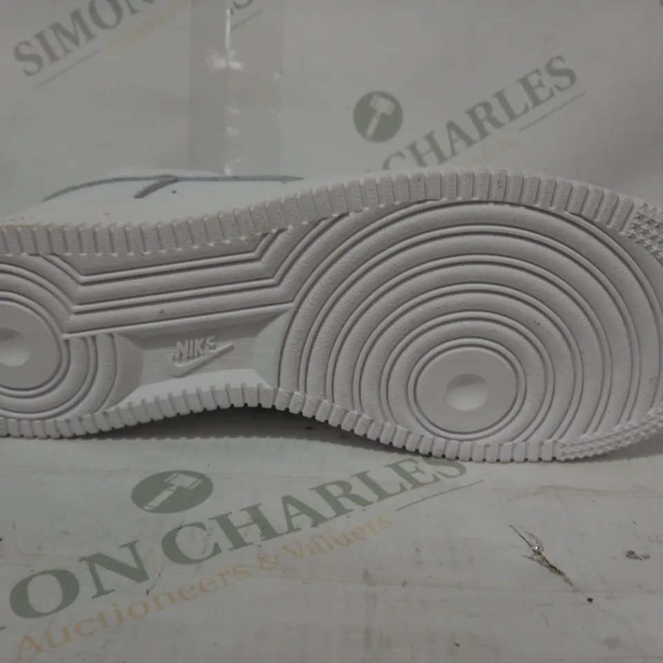 PAIR OF NIKE AIR FORCE 1 TRAINERS IN WHITE UK SIZE 7.5