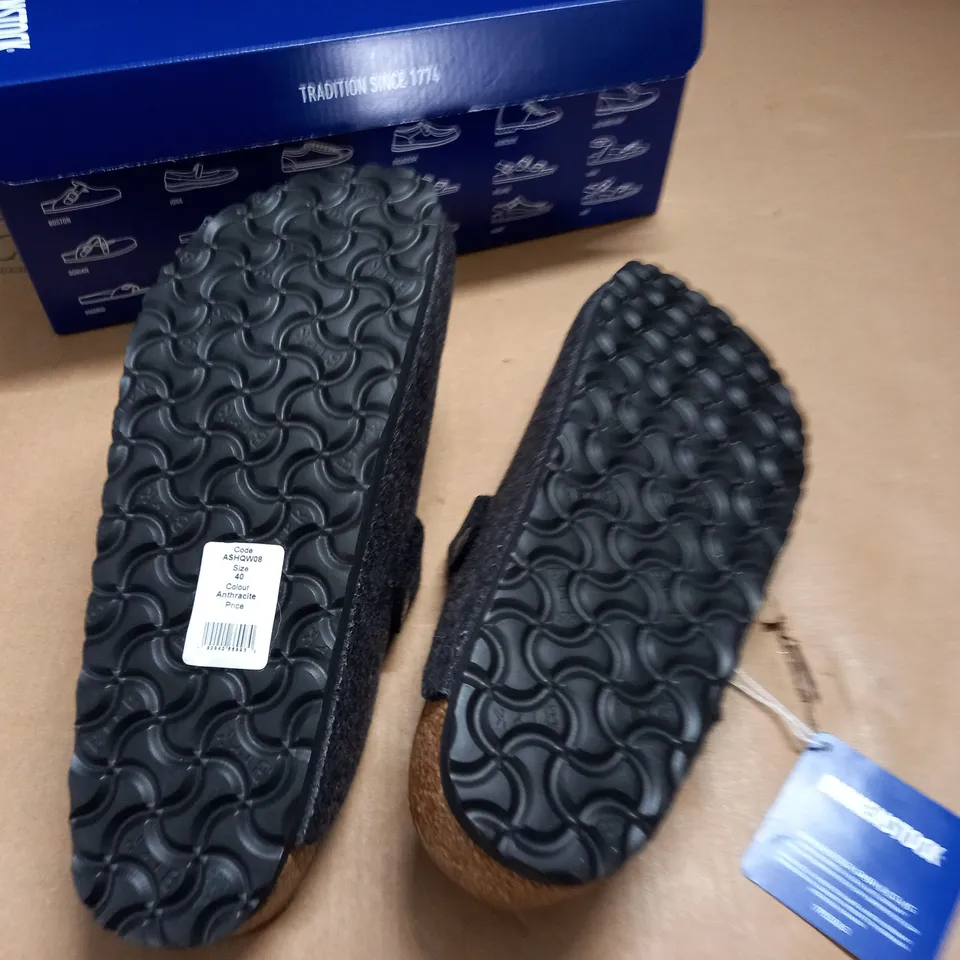 BOXED PAIR OF BIRKENSTOCK BOSTON SLIDE ONS IN ANTHRACITE - SIZE 40